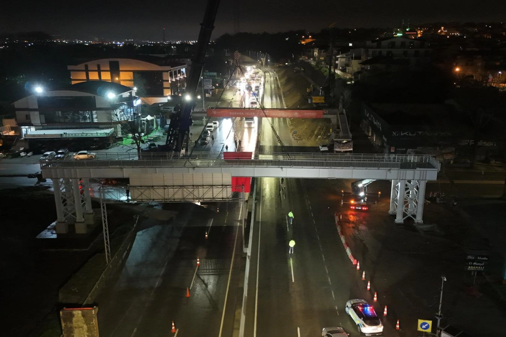 Başiskele Kavşağı'nda gece mesaisiyle tamamlanan 78 tonluk yaya üst geçidi tabliye montajı