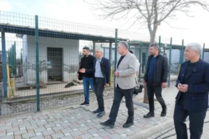 Adana Veteriner Hekimleri Odası Başkanı Üzeyir Can ve yönetim kurulu üyeleri, hayvan bakımevinde incelemelerde bulunuyor.