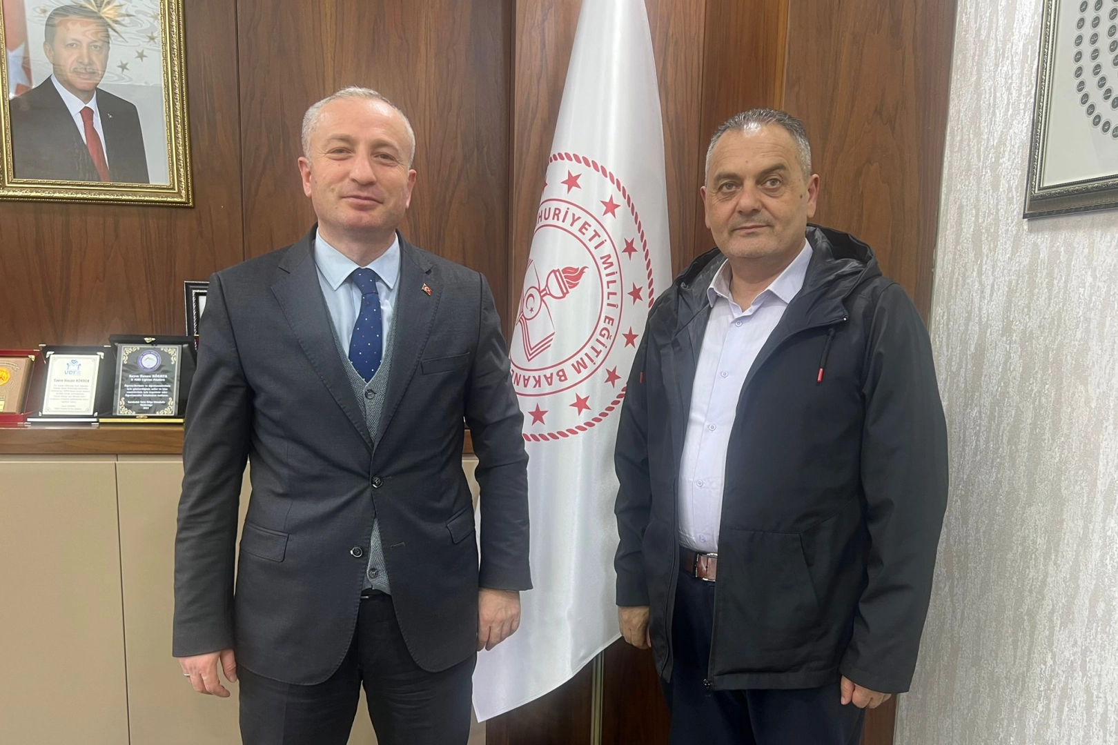 Orta Doğu Gazeteciler Cemiyeti Başkanı Nihat Aydın, Ağrı İl Milli Eğitim Müdürü Hasan Kökrek'i ziyaret etti.