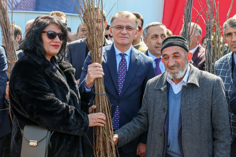Van'da çiftçilere meyve fidanı dağıtım töreni