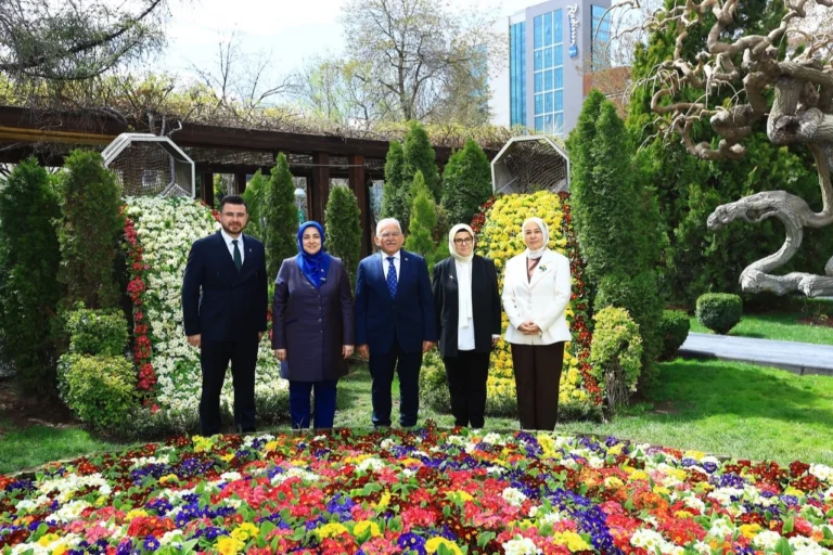 AK Parti Kadın Kolları Başkanı Tuğba Işık Ercan, Kayseri Büyükşehir Belediye Başkanı Dr. Memduh Büyükkılıç'ı ziyaret etti.