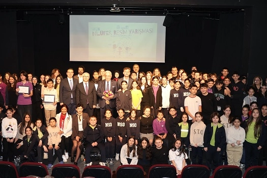 Nilüfer Resim Yarışması ödül töreninden bir kesit, öğrencilerin çizdiği resimler sergileniyor