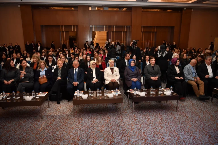 Kayseri Büyükşehir Belediye Başkanı Dr. Memduh Büyükkılıç, kadın üreticiliğini destekleme programında konuşma yapıyor.