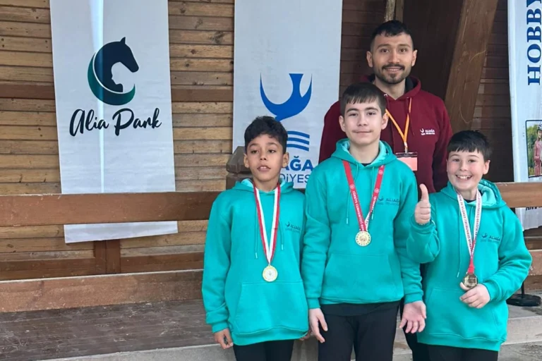 Aliağa'dan özel sporcuların masa tenisi ve atlı cimnastikte kazandığı çifte şampiyonluğu temsil eden görsel
