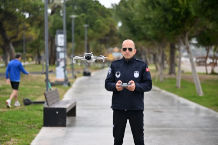 Antalya Büyükşehir Belediyesi zabıta ekipleri, drone ile havadan denetim yaparken