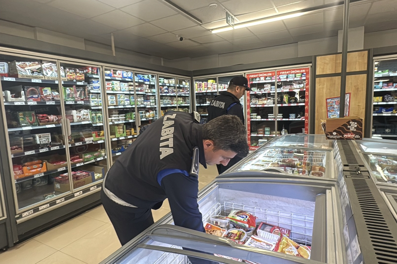 Çorum'da zabıta ekiplerinin marketlere yönelik denetiminden bir görüntü.