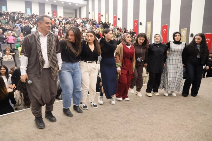 Munzur Üniversitesi'nde düzenlenen sıra gecesi etkinliğinde öğrenciler halay çekiyor