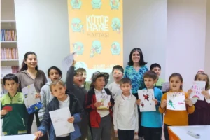 Çanakkale'de çocuklar kütüphanede kitap okuyup etkinliklere katılıyor