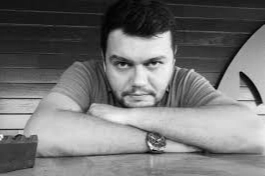 2025 Enez Öyküleri Yarışması birincisi Anıl Topçu'nun ödülünü alırken çekilmiş fotoğrafı