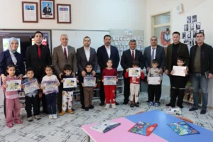 Şanlıurfa Büyükşehir Belediyesi tarafından Molla Gürani Ortaokulu öğrencilerine kitap hediye ediliyor.