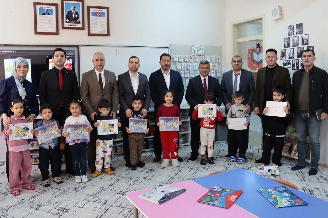 Şanlıurfa Büyükşehir Belediyesi tarafından Molla Gürani Ortaokulu öğrencilerine kitap hediye ediliyor.