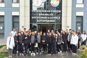 Kocasinan Belediyesi tarafından liseli gençlere yönelik düzenlenen kitap tahlili etkinliğinden bir kare