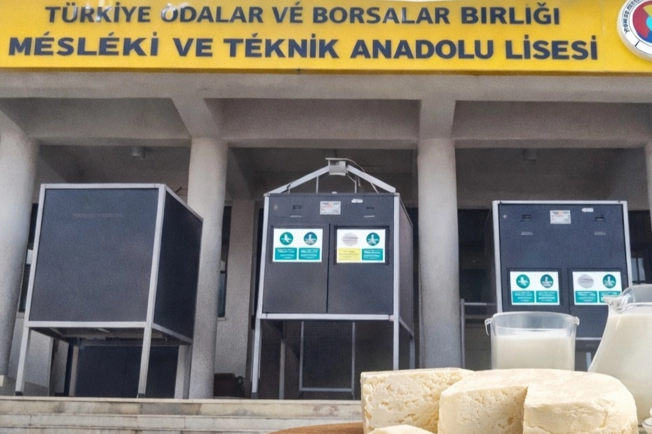Ağrı'da mesleki eğitim kapsamında kurulan Gıda Atölyesi'nde öğrenciler üretim yapıyor.