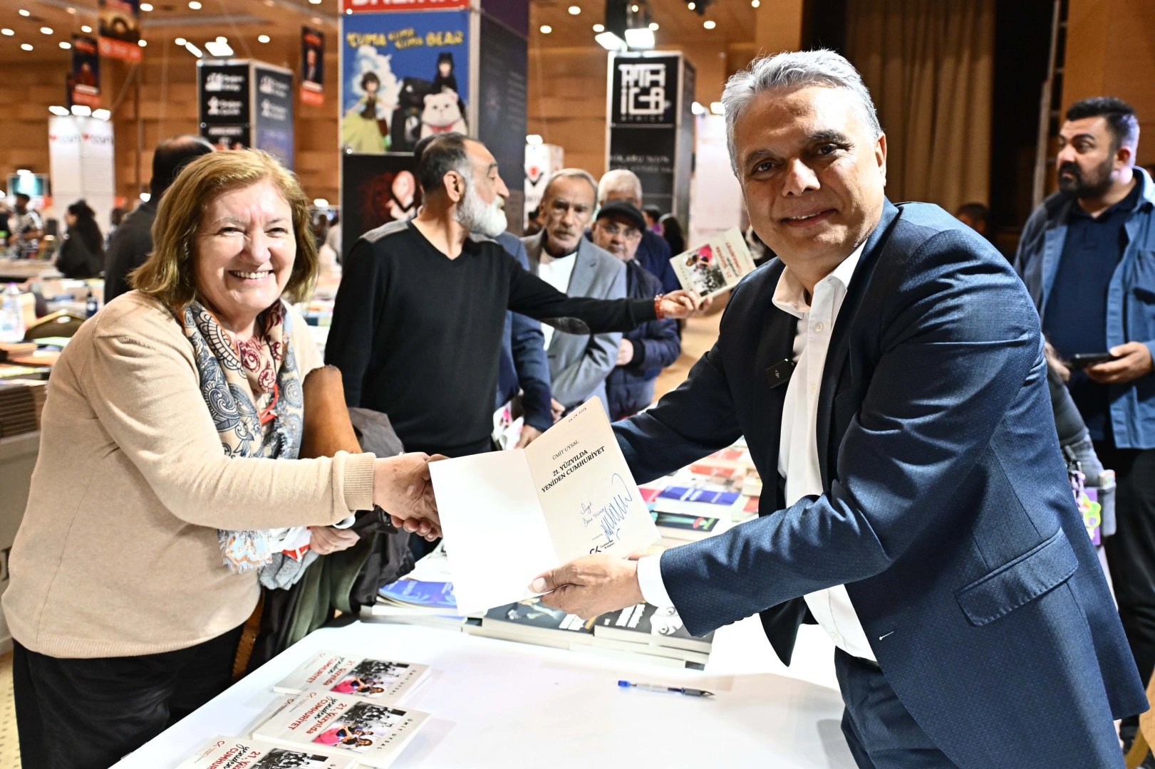 Muratpaşa Belediye Başkanı Ümit Uysal, Kepez Kitap Fuarı'nda toplumsal kenetlenme çağrısı yaptı.