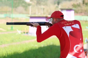 Milli atıcı Murat İlbilgi Avrupa şampiyonluğu kupasıyla