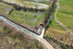 Sakarya Büyükşehir Belediyesi'nin tarım arazilerindeki drenaj ve sulama kanalı temizlik çalışmaları çiftçilerin yüzünü güldürdü.