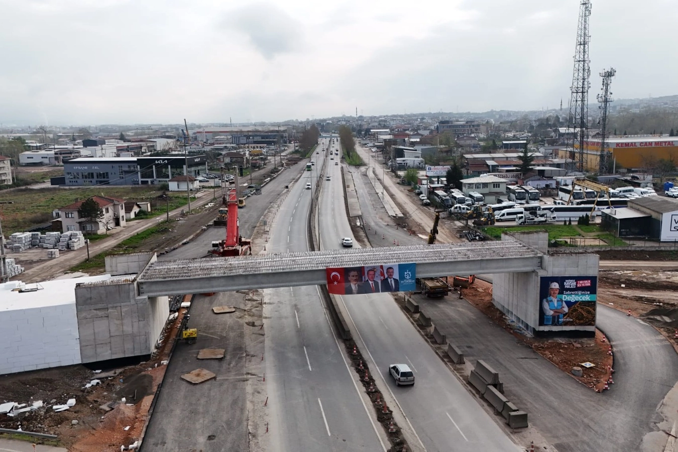 Kocaeli Başiskele Kavşağı Koridor Projesi kapsamında dev kirişlerin montajı tamamlandı.