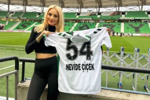Nevide Çiçek'e özel olarak imzalı Sakaryaspor forması veriliyor