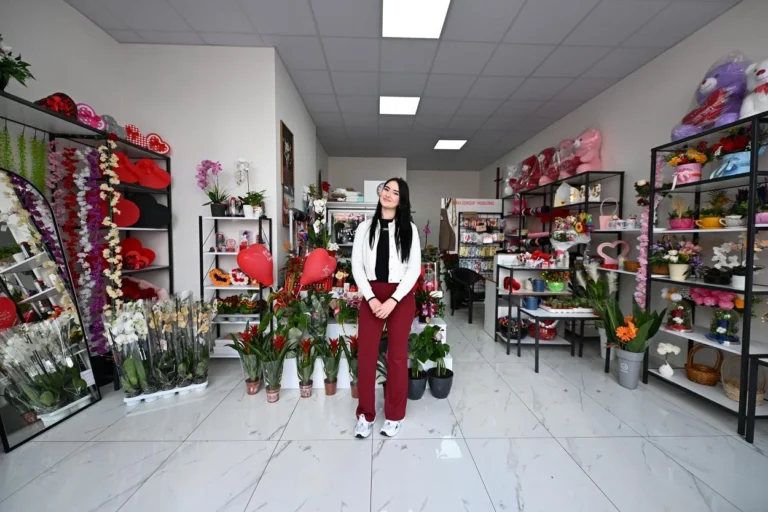 Mersin Büyükşehir Belediyesi MERCEK kursiyeri genç girişimcinin yapay çiçek dükkanı