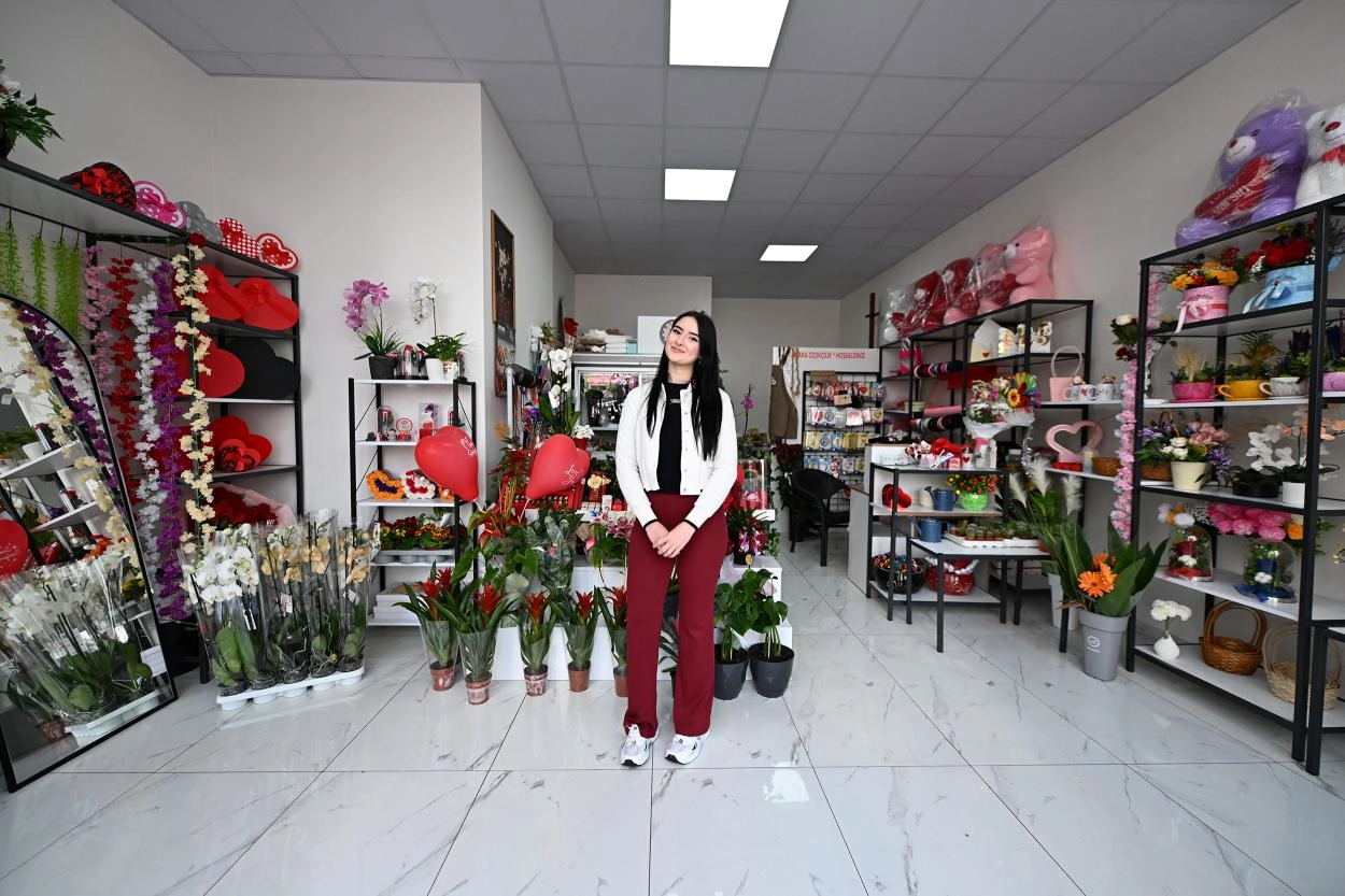 Mersin Büyükşehir Belediyesi MERCEK kursiyeri genç girişimcinin yapay çiçek dükkanı