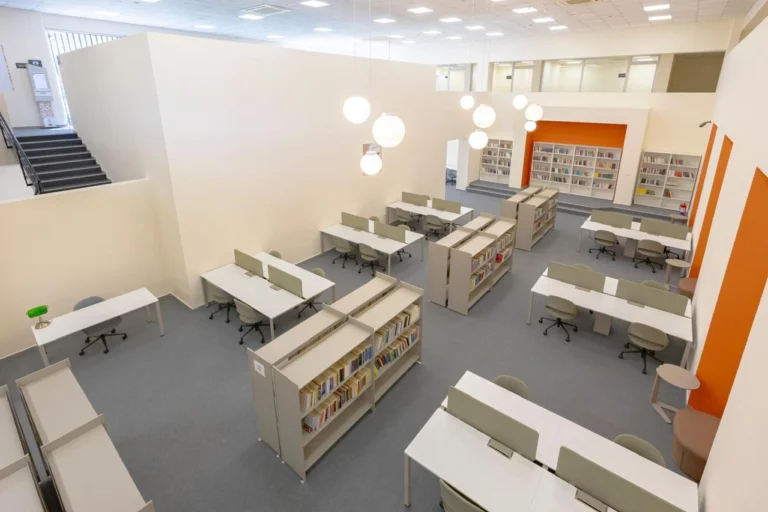 İzmir'de hizmete giren Hasan Âli Yücel Kütüphanesi'nin dış görünüşü