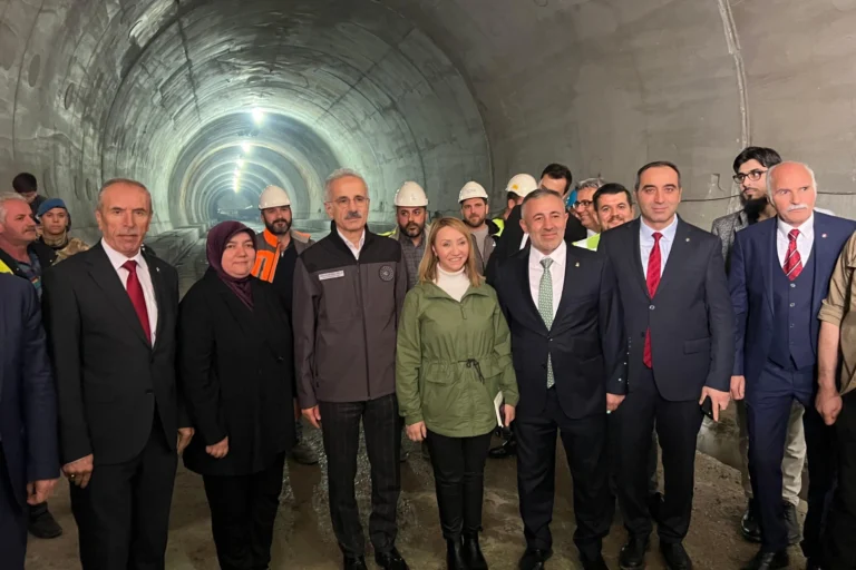 Ulaştırma ve Altyapı Bakanı Abdulkadir Uraloğlu, Bilecik'teki T26 Tüneli inşaatını denetliyor.