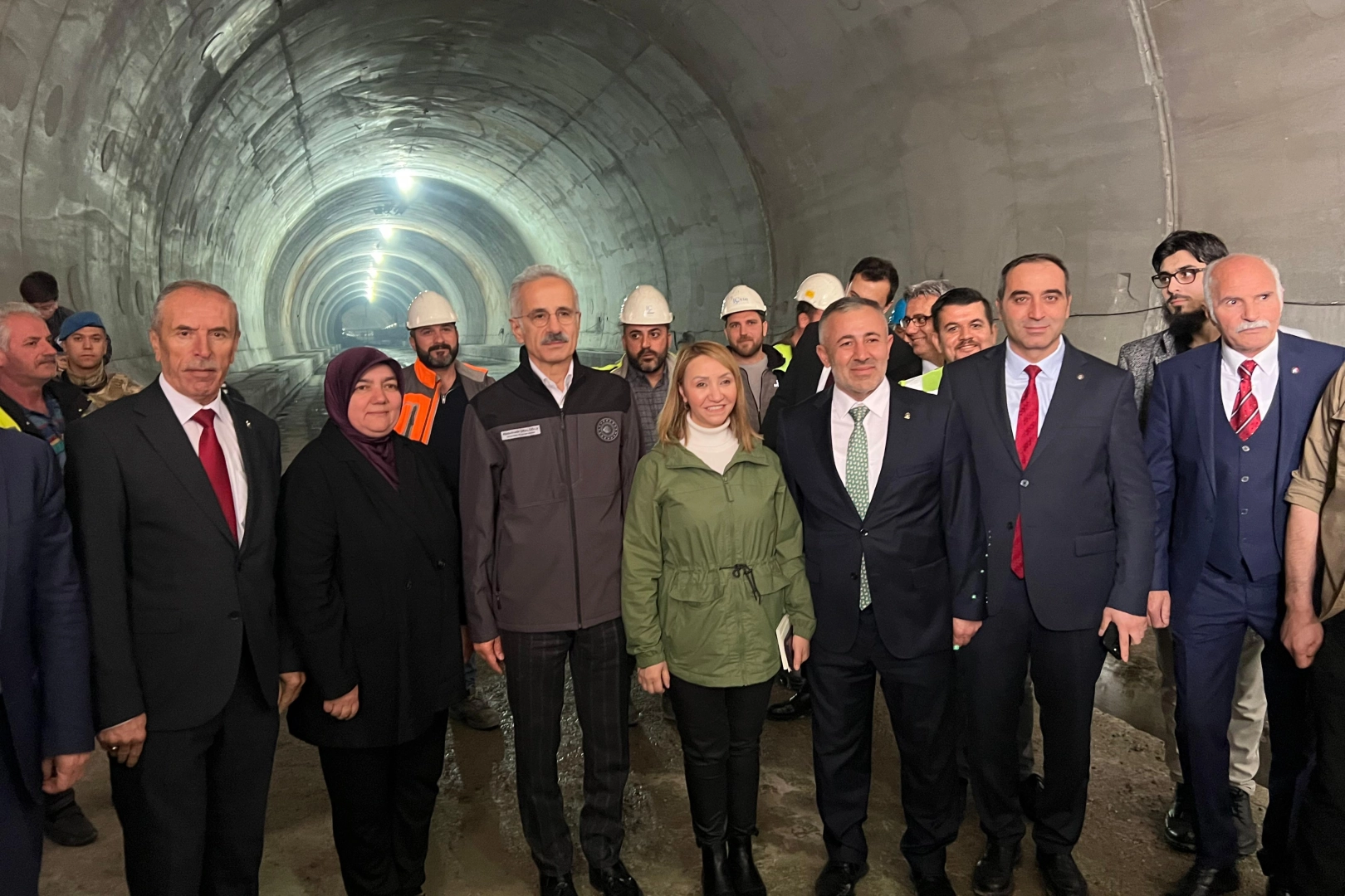 Ulaştırma ve Altyapı Bakanı Abdulkadir Uraloğlu, Bilecik'teki T26 Tüneli inşaatını denetliyor.