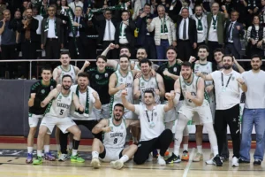 Sakarya Büyükşehir Basketbol takımı, play-off çeyrek final ilk maçında Çiftlikköy Belediyesi'ni 87-81 mağlup etti.