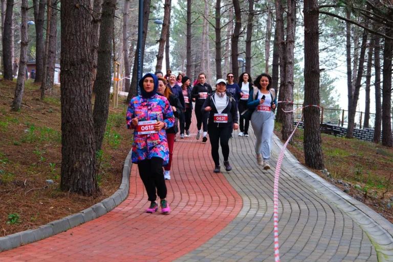 Sapanca Gölü kıyısında düzenlenen Bahar Koşusu'nda sporcuların yarıştığı an