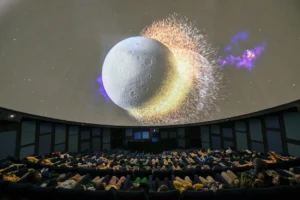 Mersin'de bir planetaryumda çocukların evreni keşfettiği görsel