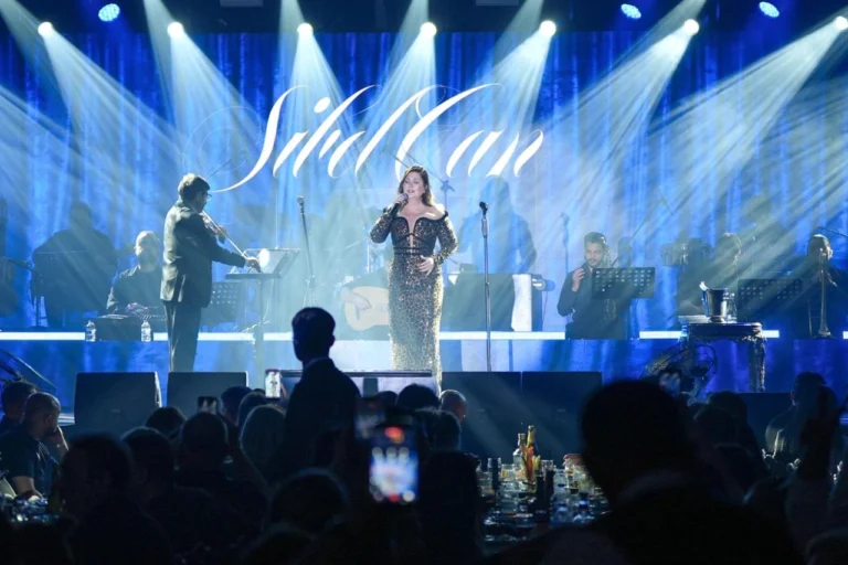 Sibel Can, Les Ambassadeurs Hotel'de sahne alırken çekilmiş bir fotoğraf.