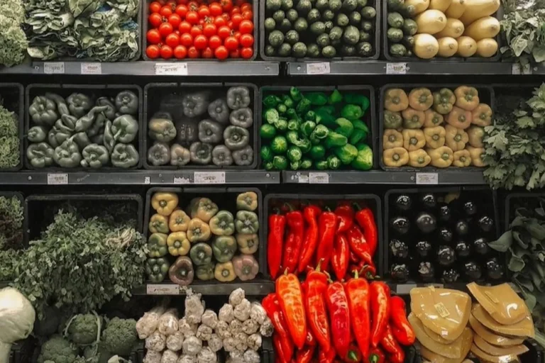 Ticaret Bakanlığı logosu ve market raflarında sebze fiyatlarını gösteren bir görsel.