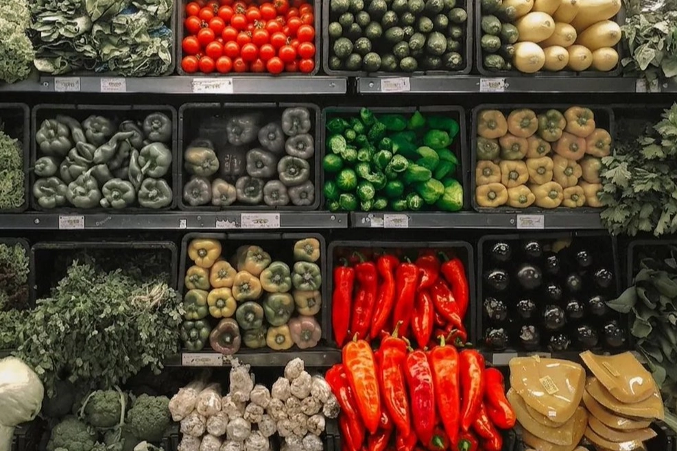 Ticaret Bakanlığı logosu ve market raflarında sebze fiyatlarını gösteren bir görsel.