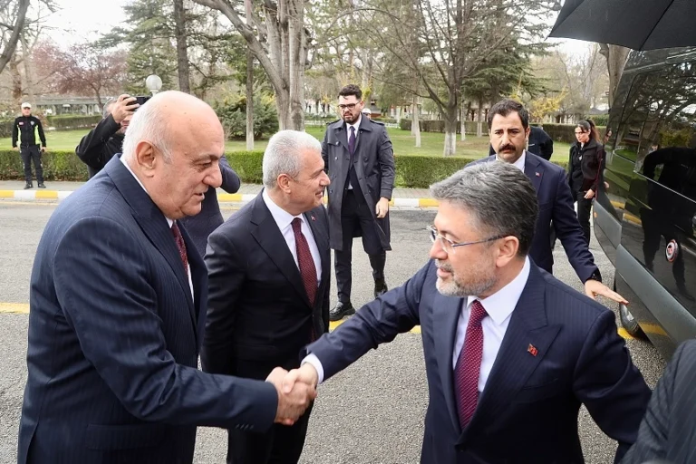 Tarım ve Orman Bakanı İbrahim Yumaklı'nın Konya Şeker Fabrikası'nı ziyareti sırasında çekilmiş fotoğrafı.