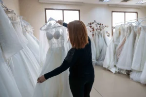 Bornova Belediyesi'nin ücretsiz gelinlik desteği projesi kapsamında mutlu bir gelin çift