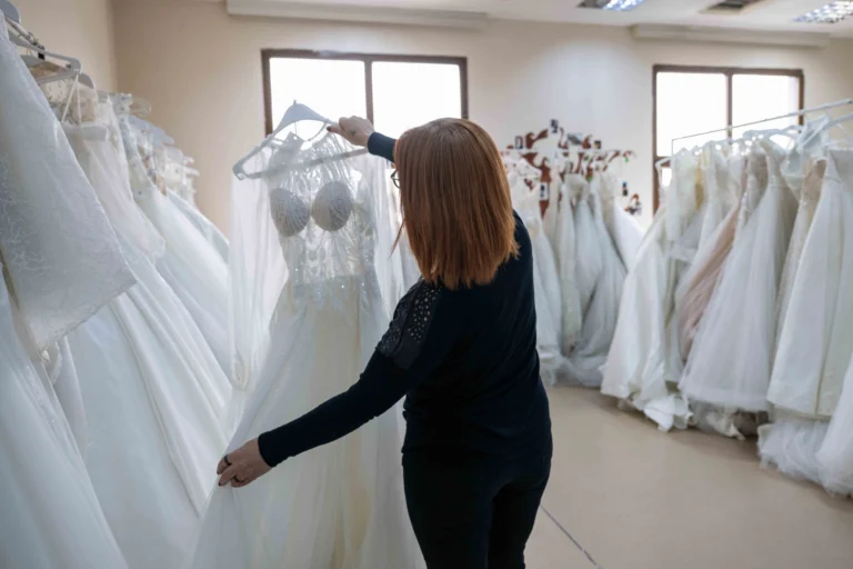 Bornova Belediyesi'nin ücretsiz gelinlik desteği projesi kapsamında mutlu bir gelin çift