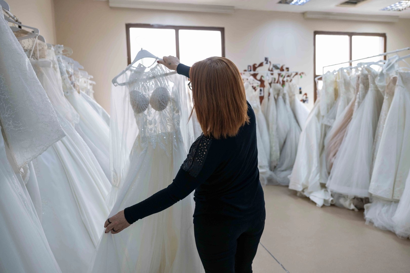 Bornova Belediyesi'nin ücretsiz gelinlik desteği projesi kapsamında mutlu bir gelin çift