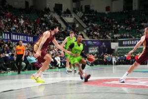 TOFAŞ basketbol takımının Trabzonspor ile oynadığı maçta çekilmiş genel plan fotoğrafı