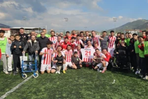 Akran Gemlikspor oyuncuları 4-0'lık galibiyetin ardından sevinç yaşıyor