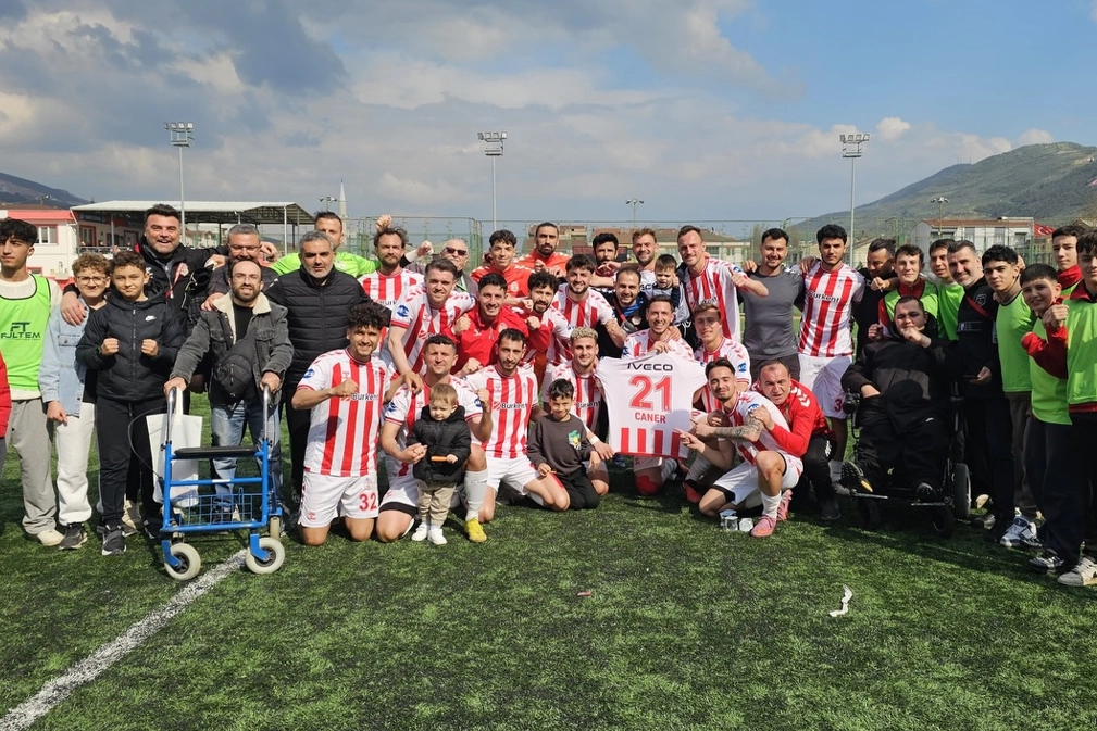 Akran Gemlikspor oyuncuları 4-0'lık galibiyetin ardından sevinç yaşıyor