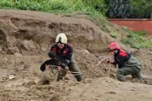 İzmir Torbalı'da çamura saplanan çocukları kurtaran itfaiye ekipleri