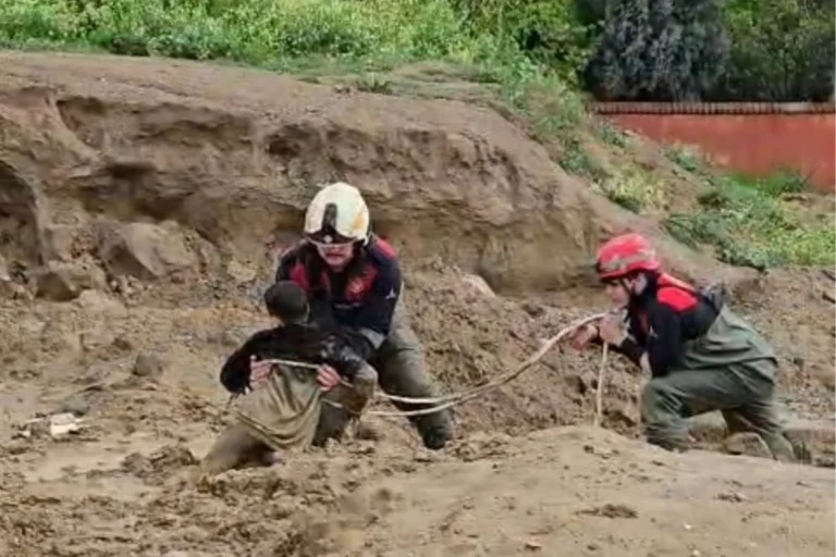 İzmir Torbalı'da çamura saplanan çocukları kurtaran itfaiye ekipleri