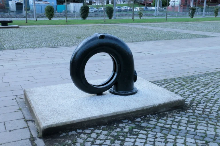 Kocaeli SEKA Kağıt Müzesi'nde restore edilen tarihi metal objelerden bir görünüm