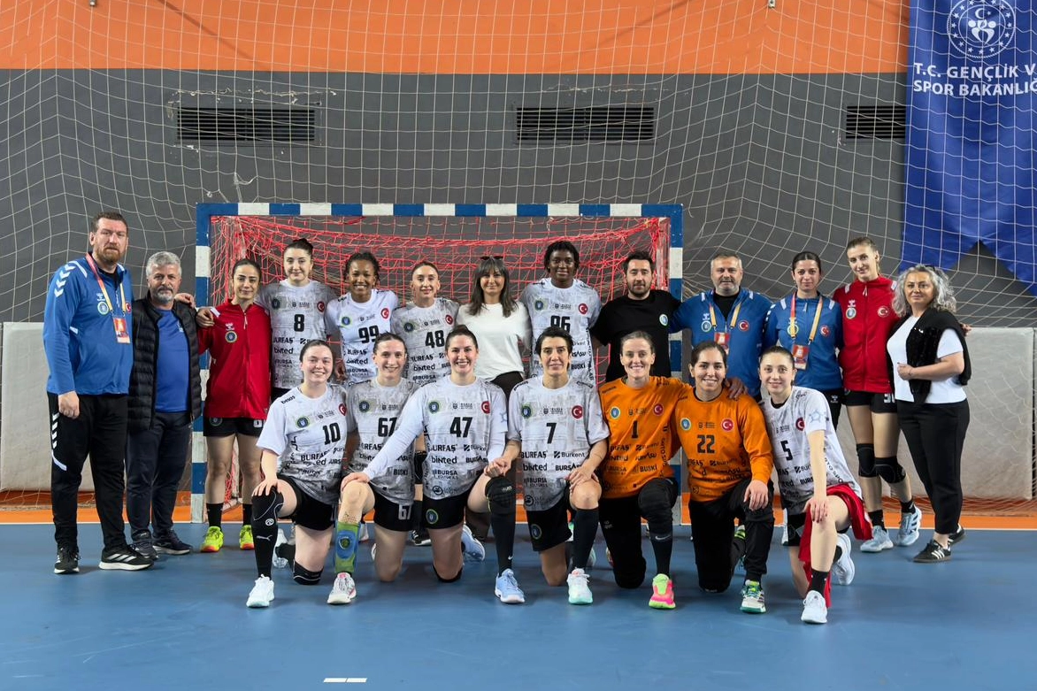 Bursa Büyükşehir Belediyespor hentbol takımı oyuncuları maç sırasında