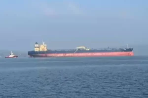 1915 Çanakkale Köprüsü yakınlarında arızalanan tankerin kurtarılma operasyonu