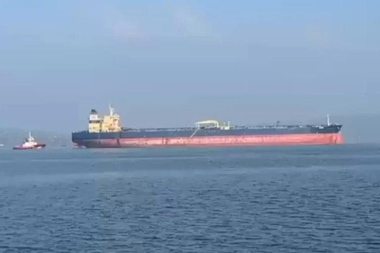 1915 Çanakkale Köprüsü yakınlarında arızalanan tankerin kurtarılma operasyonu