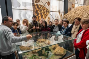 Bornova Belediyesi'nin 'Dijital Torun' projesi kapsamında gençler ve yaşlılar dijital teknolojileri öğreniyor.