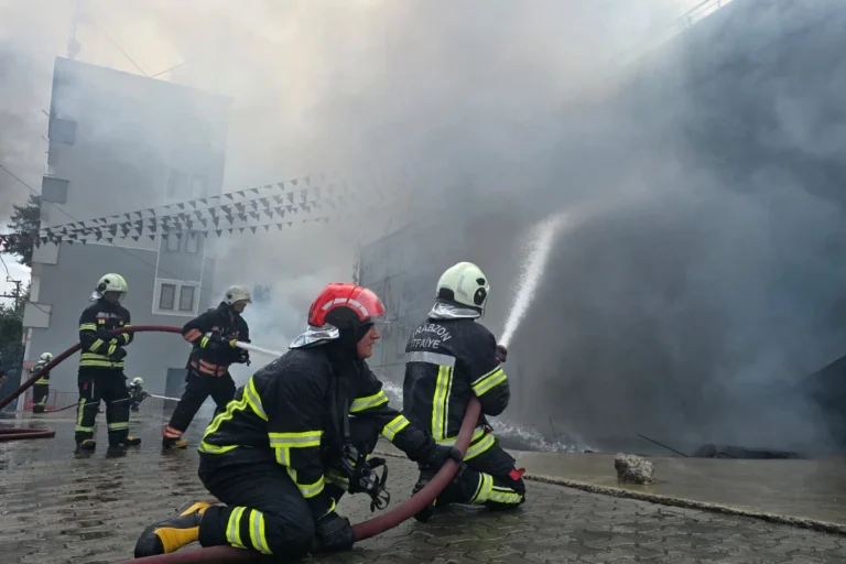 Trabzon İtfaiyesi ekipleri olaylara müdahale ederken