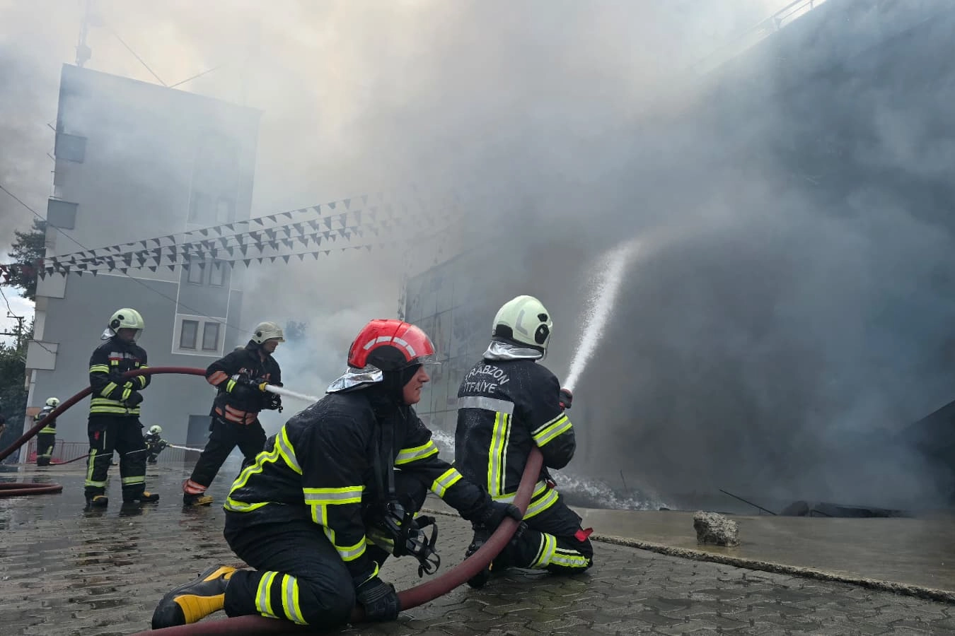 Trabzon İtfaiyesi ekipleri olaylara müdahale ederken