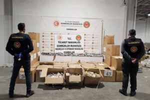 Gümrüklerde gerçekleştirilen dev operasyonda ele geçirilen kaçak eşyalar ve uyuşturucu maddeler.